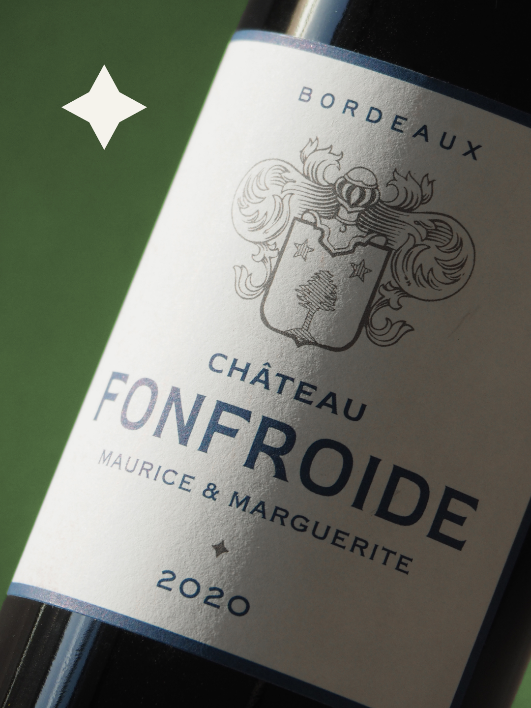 Étiquette de la bouteille de vin rouge