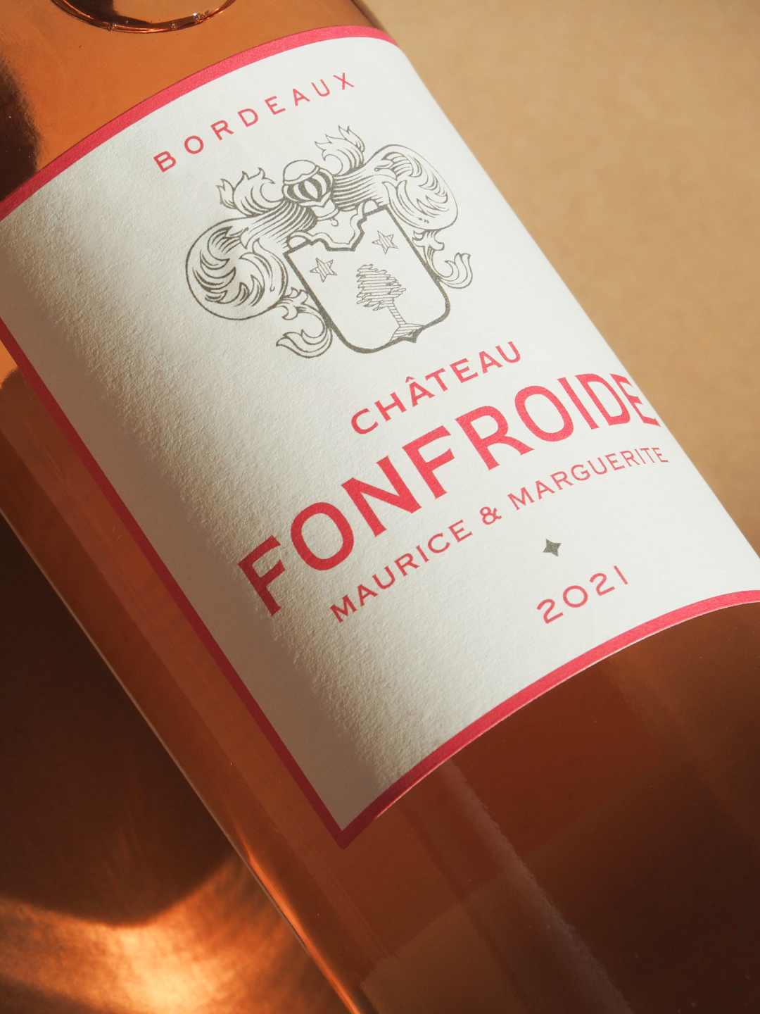Étiquette de la bouteille de vin rosé